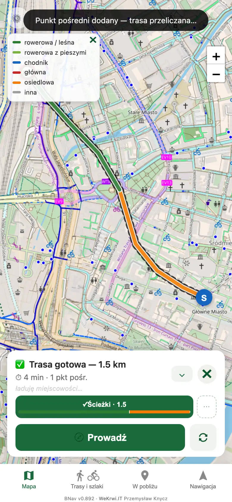 Komunikat „Punkt pośredni dodany — trasa przeliczana” nad mapą z trasą